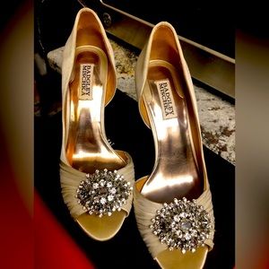 Badgley Mischka size 8 satin Pearson vansat vanilla dress shoes.